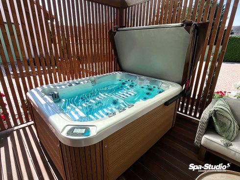 Massage family hot tubs with cutting-edge, state-of-the-art technology are suitable for both indoors and outdoors.