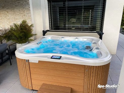 Canadian Spa International® low-energy hot tubs, including complete service, are offered by the exclusive dealer SPA-Studio®.